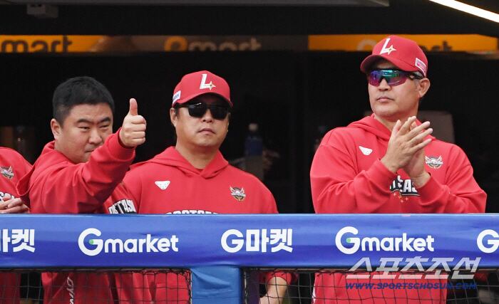 11일 인천SSG랜더스필드에서 열린 SSG와 삼성의 준PO 2차전. 7회초 2사 1루 삼성 대주자 홍형빈의 2루 도루를 SSG 포수 조형우가 저지하자 이숭용 감독이 박수를 치고 있다. 인천=박재만 기자 pjm@sportschosun.com/2025.10.11