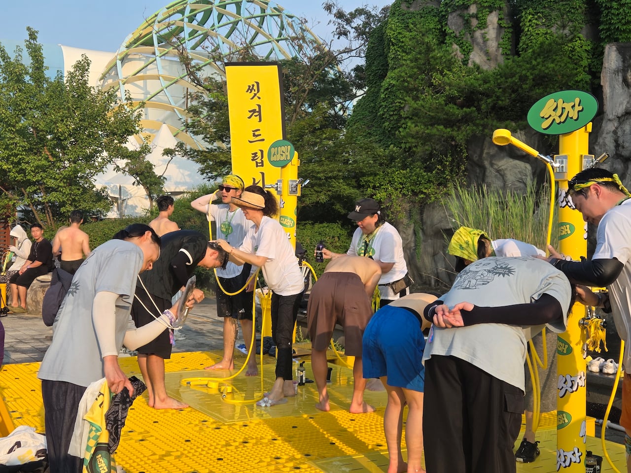 지난달 31일 인천 펜타포트락페스티벌 현장에서 관객들을 씻겨주고 있는 우미령 러쉬코리아 대표(가운데 썬캡).