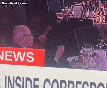 25일 미국 백악관 출입기자단 만찬(WHCD)서 총격 사건이 발생한 가운데, 혼란한 상황에서 태연하게 음식을 먹고 있는 남성이 포착돼 소셜미디어에서 화제가 되고 있다. / 엑스