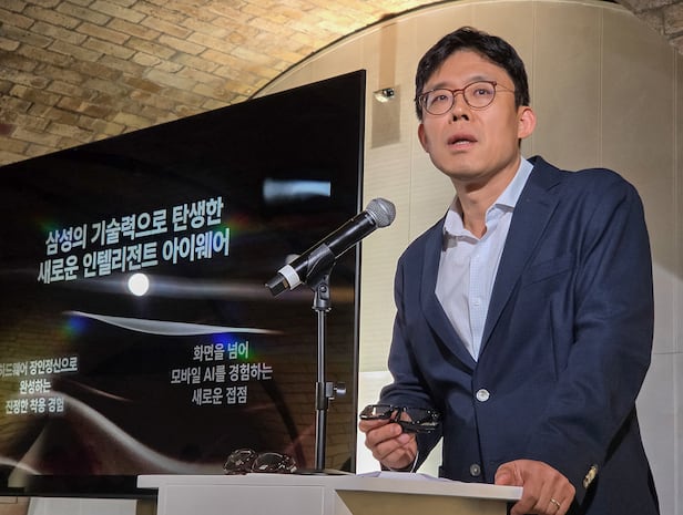 On the 23rd, local time, Samsung Electronics MX Division XR (Extended Reality) Development Team Leader Vice President Choi Jae-in, who appeared at the product briefing held at Old Billingsgate in London, UK, briefs on Intelligent Eyewear. /Samsung Electronics