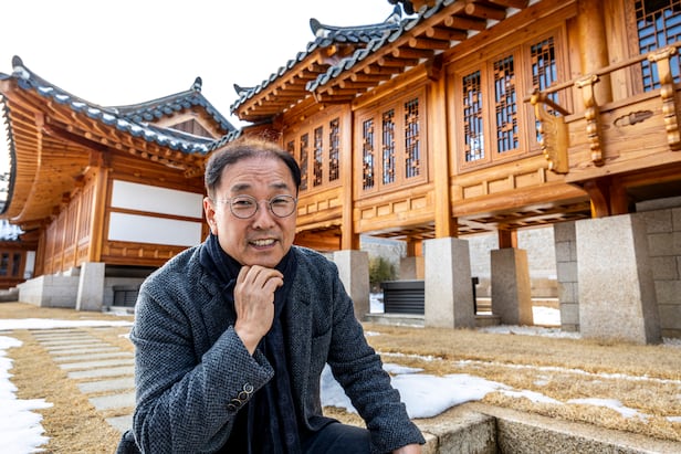 조정일 대표는 “후손에게 돈이나 주식을 물려줄 게 아니라 한옥을 잘 지어서 남겨야 한다”며 “회장님들 만나면 ‘노하우 알려드릴 테니 한옥 지으시라’고 권한다”며 웃었다. /이신영 영상미디어 기자