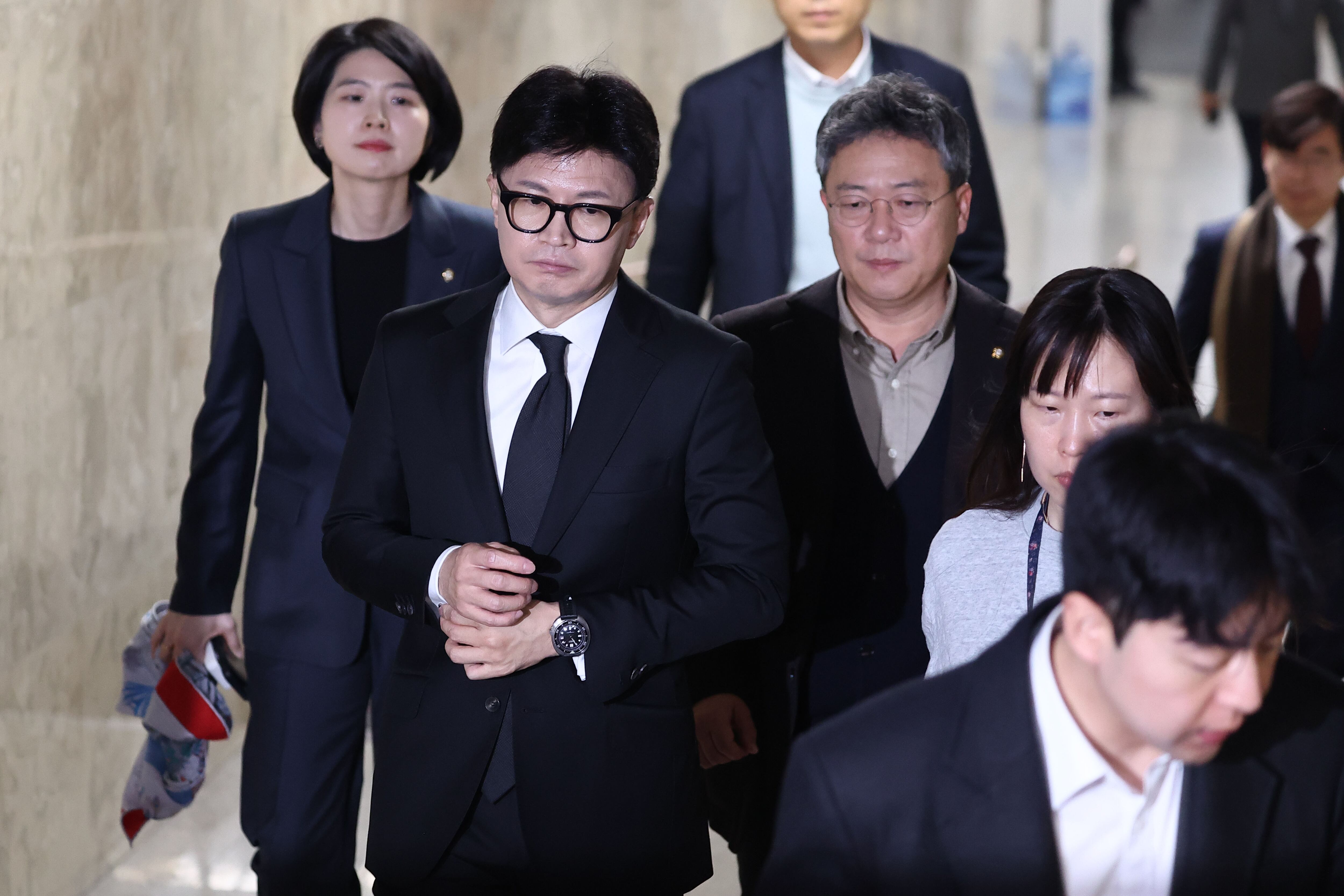 국민의힘 한동훈 대표가 7일 국회 국민의힘 의원총회 회의장을 나서고 있다./연합뉴스