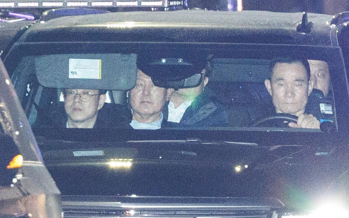 내란 우두머리 혐의로 체포된 윤석열 대통령이 15일 고위공직자범죄수사처(공수처)의 수사를 마친 후 경기도 의왕시 서울구치소에 도착하고 있다. /뉴스1