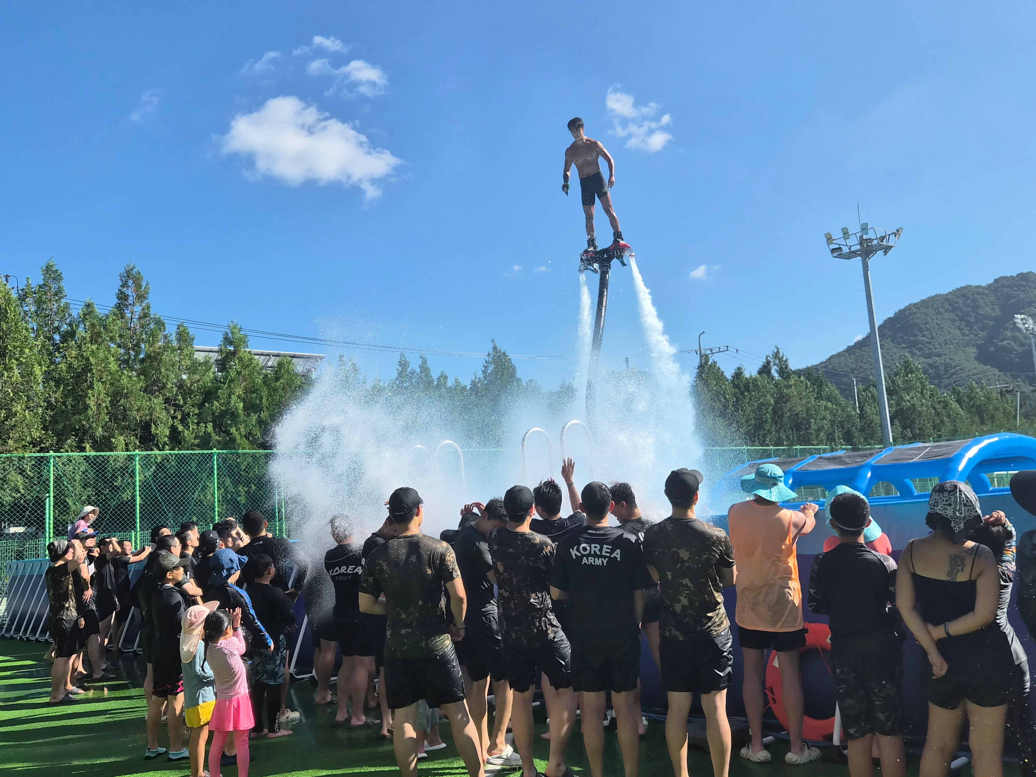 인제군이 제공한 물놀이장에서 수중퍼포먼스를 즐기고 있는 군인들 모습 /인제군문화제단 제공
