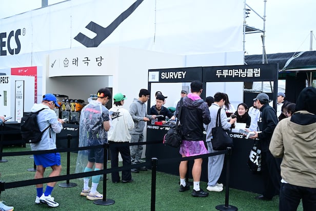 지난해 춘천마라톤 참가자들을 상대로 현장 설문을 진행 중인 프로스펙스./프로스펙스