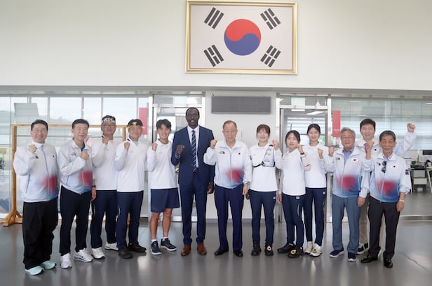 25일 양궁 선수단을 격려한 반기문(가운데) 대한체육회 명예고문과 관계자들. /대한체육회
