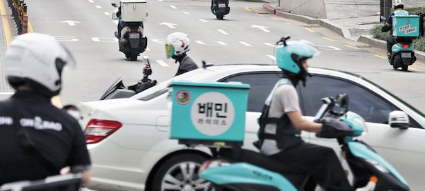 서울 한 도로에서 오토바이를 탄 배달 기사들이 이동하는 모습. /연합뉴스