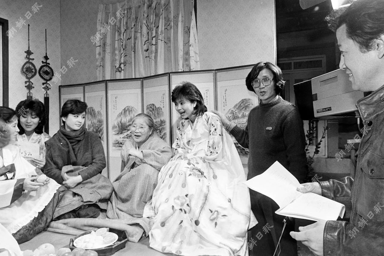 1983년 12월 22일 KBS TV 드라마 ‘보통 사람들’ 녹화가 진행되고 있다. 탤런트 한혜숙, 황정순, 유지인 씨등이 에게 최상식 씨(오른쪽)가 지시를 하고 있다.
