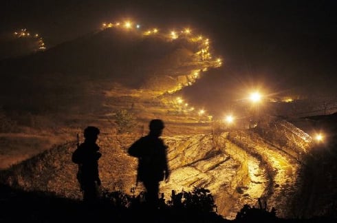 최전방 철책선에서 근무하는 병사들 모습. 기사와 무관한 사진./조선DB