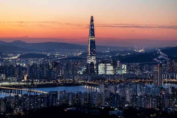 해가 뜰 무렵, 용마산 전망대에서 클로즈업해 본 잠실 일대의 풍경. / 양수열 영상미디어 기자