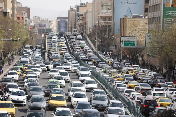 28일 이란 테헤란에서 이스라엘과 미국이 이란을 공격한 후 교통 정체가 발생하자 차량들이 줄지어 서 있다./로이터 연합뉴스