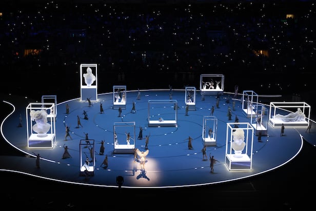 6일 밀라노 코르티나 올림픽에서 '이탈리안 아르모니아: 뷰티'란 주제로 무용수들이 춤을 추고 있다. /EPA 연합뉴스