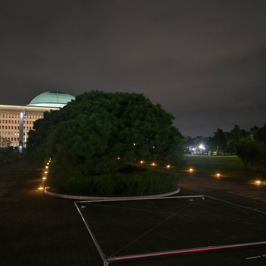 국민의힘이 분향소 설치를 위해 설치하다 중단된 분향소 구조물. /뉴스1
