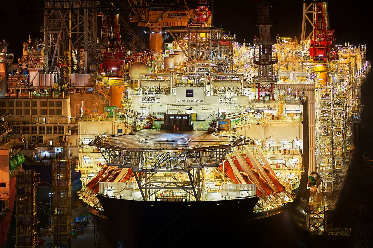 [IK175015-시추선] 이 시추선은 여느 석유화학 공장보다도 더 크다. 바다에서 원유를 뽑아 올린 후 곧바로 정제해서 유조선에 실어 세계 각지로 운반한다. 엄청난 규모의 시추선 강철구조물들이 밝은 조명아래 이국적 풍경을 선사하고 있다./사진가 조춘만