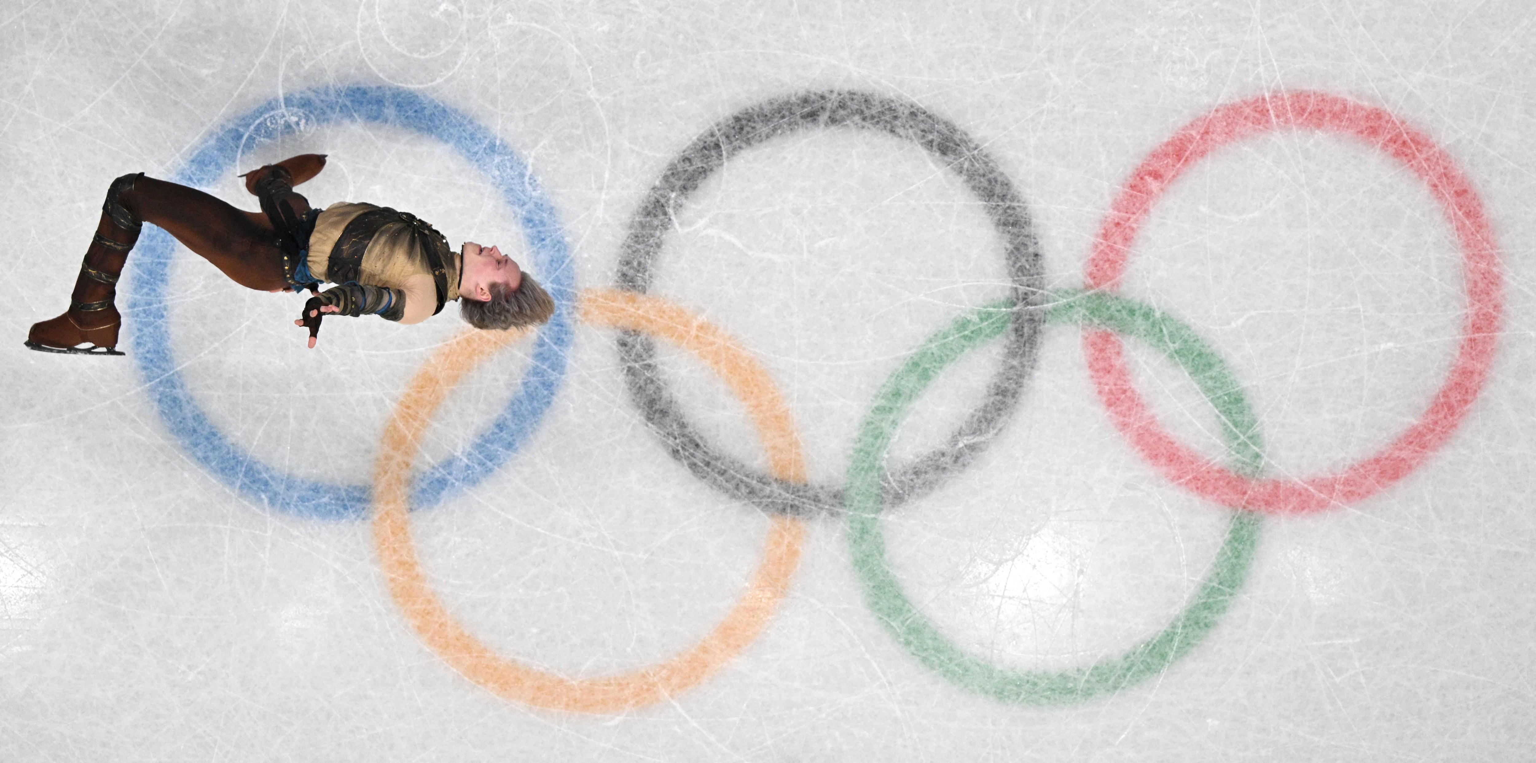 피겨 남자 싱글 세계 1위 일리야 말리닌이 10일(현지 시각) 이탈리아 밀라노에서 열린 올림픽 쇼트프로그램에서 '백플립'을 선보이고 있다./AFP 연합뉴스