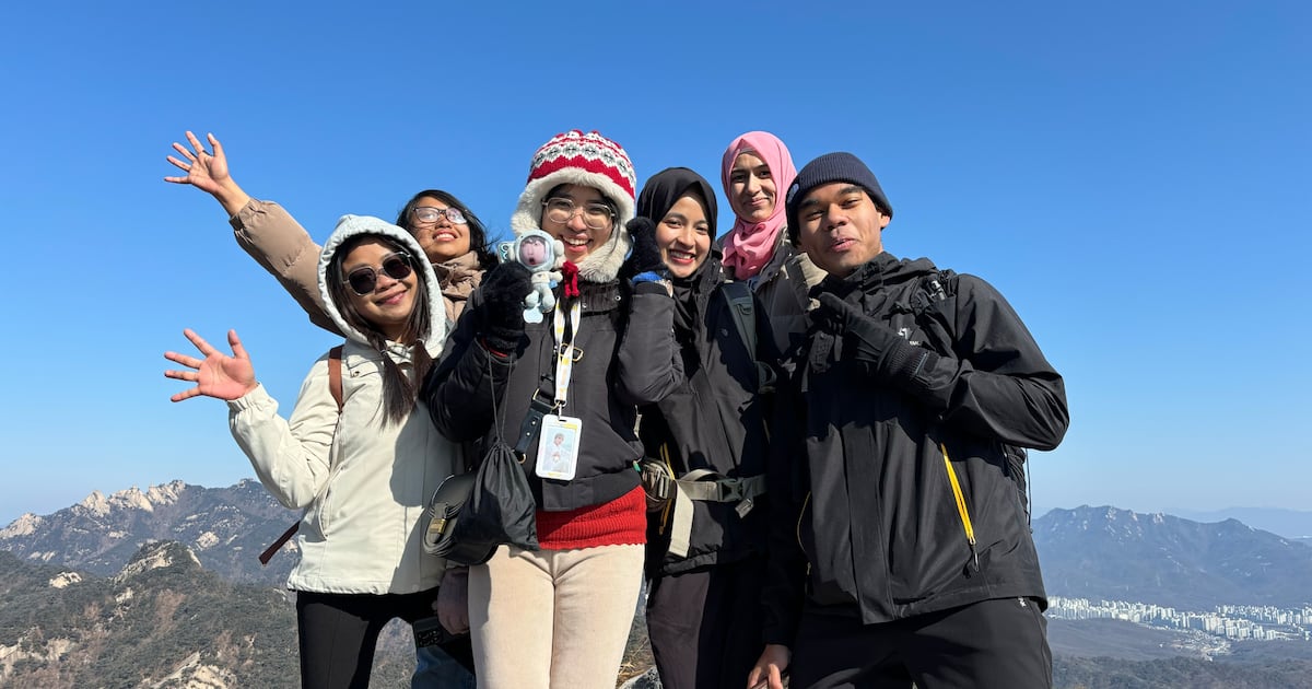 외국인들이 북한산에서 김밥에 막걸리 때리는 거 봄?