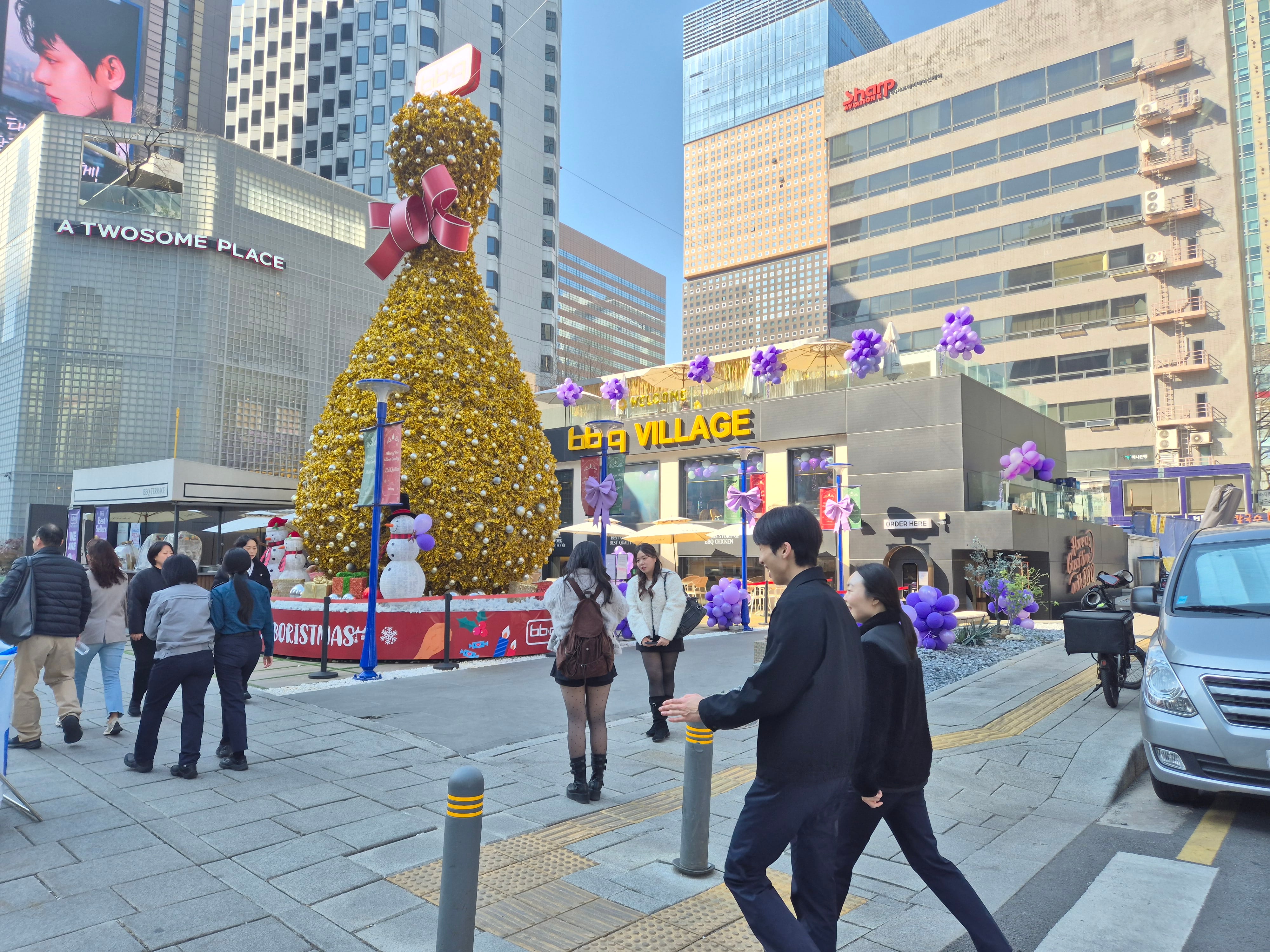 보라색 풍선으로 꾸민 BBQ청계광장점. /제너시스BBQ