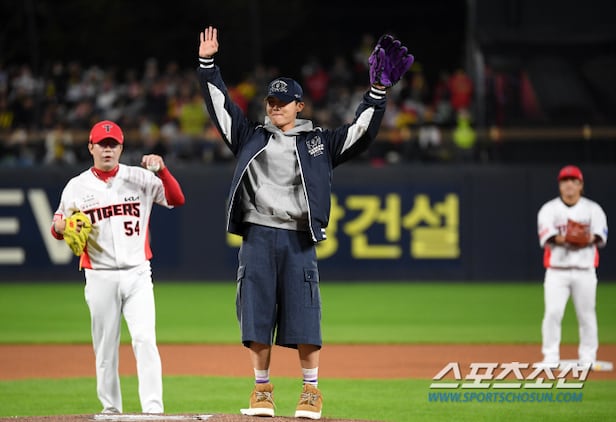 23일 광주 기아챔피언스필드에서 열린 한국시리즈 2차전 KIA 타이거즈와 삼성 라이온즈의 경기. 방탄소년단 제이홉이 시구를 하고 있다. 광주=박재만 기자 pjm@sportschosun.com/2024.10.23