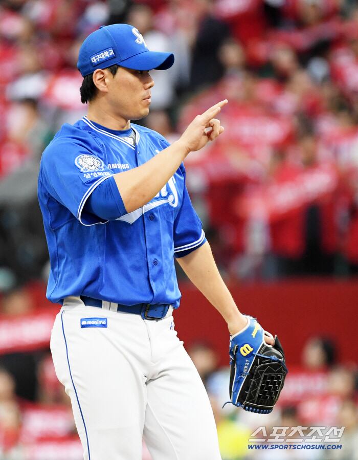 11일 인천SSG랜더스필드에서 열린 SSG와 삼성의 준PO 2차전. 7회말 마운드에 오른 삼성 김재윤이 사인을 맞추고 있다. 인천=박재만 기자 pjm@sportschosun.com/2025.10.11