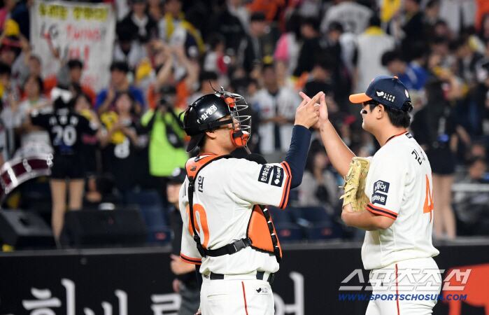 26일 대전 한화생명볼파크에서 열린 한화 이글스와 LG 트윈스의 경기. 승리한 한화 이재원, 김서현이 기뻐하고 있다. 대전=박재만 기자 pjm@sportschosun.com/2025.09.26