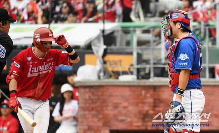 11일 인천SSG랜더스필드에서 열린 SSG와 삼성의 준PO 2차전. 4회말 1사 SSG 최지훈이 타구에 맞고 통증을 해소했던 삼성 포수 강민호를 향해 미안한 마음을 전하고 있다. 인천=박재만 기자 pjm@sportschosun.com/2025.10.11