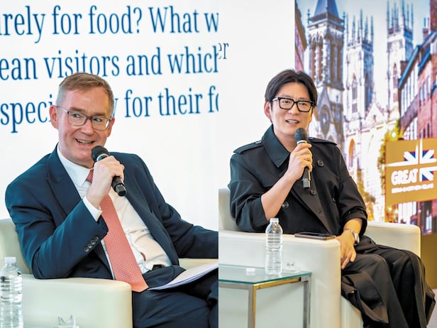 영국 음식에 대해 설명하는 콜린 크룩스 주한 영국 대사(왼쪽)와 강레오 셰프./이신영 영상미디어 기자
