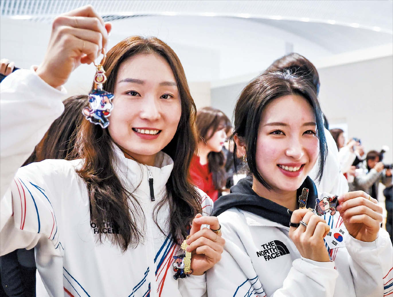 쇼트트랙 국가대표 최민정(왼쪽)과 김길리가 30일 인천국제공항에서 밀라노 코르티나 동계 올림픽 관련 액세서리를 들어 보이고 있다./뉴시스