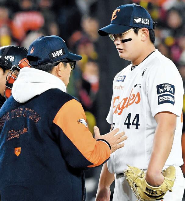 박재만 스포츠조선 기자한화 구원 투수 김서현(오른쪽)이 한국시리즈 4차전 9회 마운드를 방문한 양상문 코치의 이야기를 듣고 있다.