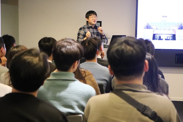 지난 6일(현지 시각) 박준범 독일 율리히연구소 연구원(포스텍 화학공학과 졸업생)이 스웨덴 스톡홀름을 찾은 후배들과 만났다. /포스텍