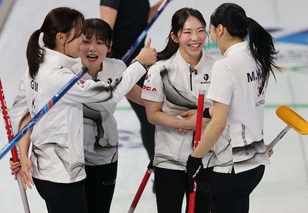 15일(현지시간) 이탈리아 코르티나담페초 컬링 올림픽 스타디움에서 열린 2026 밀라노ㆍ코르티나담페초 동계올림픽 컬링 여자 라운드로빈 한국과 일본의 경기에서 한국 대표팀이 이긴 뒤 기뻐하고 있다./연합뉴스