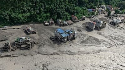 네팔 트리슐리에서 갑작스러운 홍수가 발생해 강변의 집들이 일부 물에 잠겨 있다./AFP=뉴스1