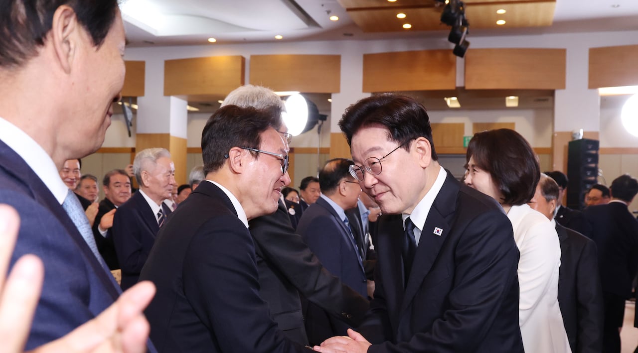 이재명 대통령이 지난 16일 부산시청에서 열린 제47주년 부마민주항쟁 기념식에서 김민석 더불어민주당 대표와 인사하고 있다. /뉴시스