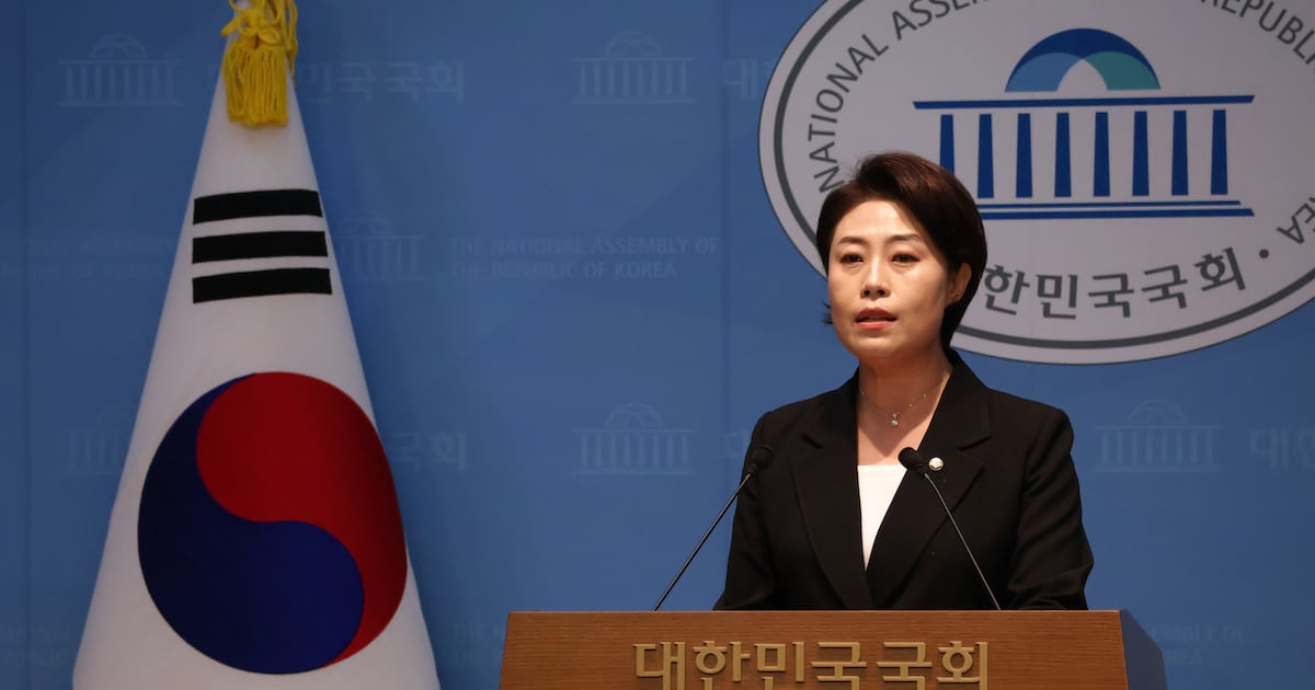 전재수 ‘부산 돔구장’ 공약에… 서지영 “사직야구장 재건축하라”