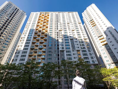 A기자가 실제로 임장을 다니며 서울시 내 한 아파트 단지를 올려다 보고 있다. photo 이신영 영상미디어 기자