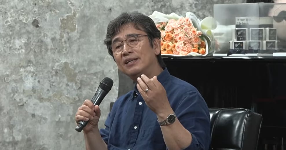 Yoo Si-min speaking on a YouTube broadcast about the Democratic Party