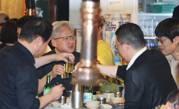 젠슨 황 엔비디아 최고경영자(CEO)가 5일 오후 서울 마포구 홍익대학교 인근의 삼겹살 음식점 '형님저요'에서 최태원 SK그룹 회장과 구광모 LG그룹 회장, 이해진 네이버 의장과 회동을 하고 있다. /뉴스1
