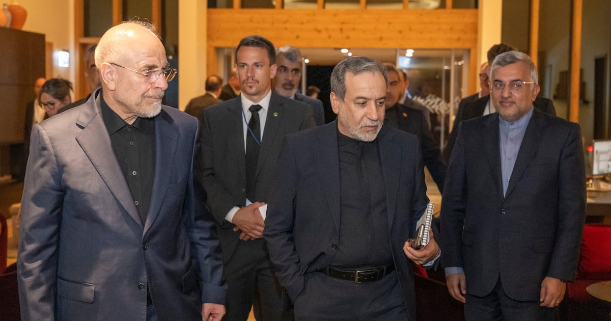 Iranian delegation arrives in Switzerland for post-war negotiations with the U.S.