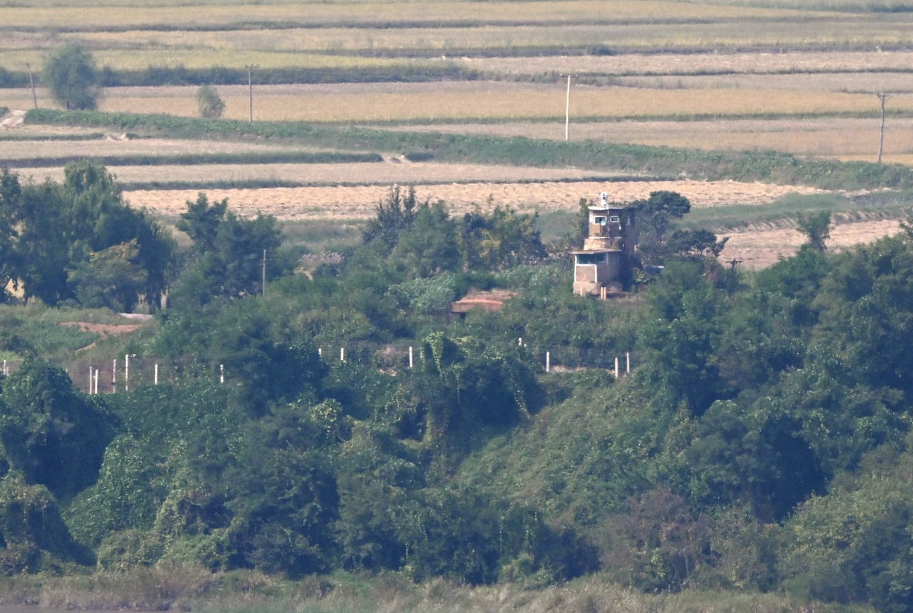  A North Korean guard post and military fences on the North side of the Demilitarised Zone (DMZ) dividing the two Koreas, are seen from a South Korean observatory in Paju on September 30, 2026. Seoul's military demanded an apology from North Korea on September 30, blaming them for a recent explosion in the demilitarised zone that severely injured three South Korean soldiers, a charge Pyongyang denies. (Photo by Jung Yeon-je / AFP)/2026-09-30 14:05:40/
<저작권자 ⓒ 1980-2026 ㈜연합뉴스. 무단 전재 재배포 금지, AI 학습 및 활용 금지>
