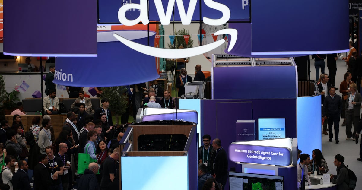 Amazon's quarterly revenue surpasses $200 billion for the first time, but cash flow turns to a deficit due to AI infrastructure investments