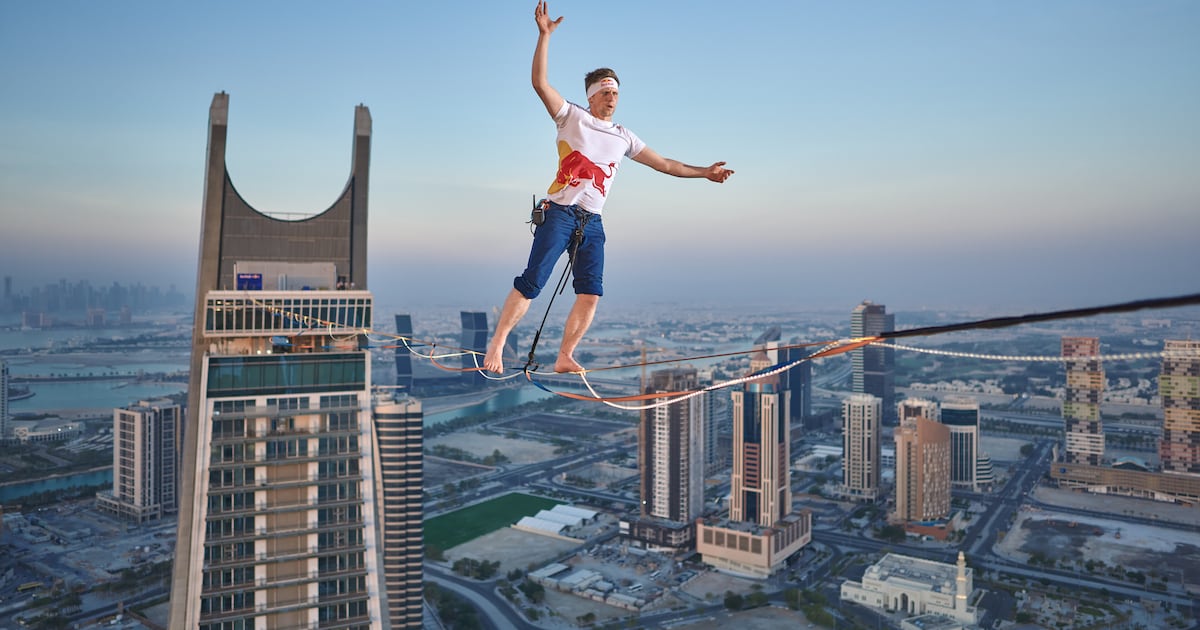 Photo : chosun.com Jaan Roose réussit sa traversée en slackline à Séoul