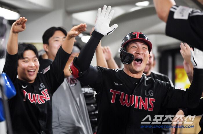 4회 역전 솔로포를 터뜨린 LG 오지환이 포효하고 있다.