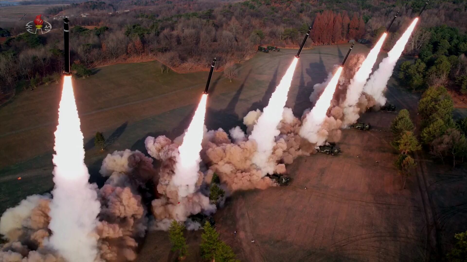 북한의 서부지구 포병부대 초대형 방사포 사격 훈련 모습. 조선중앙통신은 작년 3월 김정은 북한 국무위원장이 이 훈련을 지도했다고 보도했다./조선중앙통신·연합뉴스