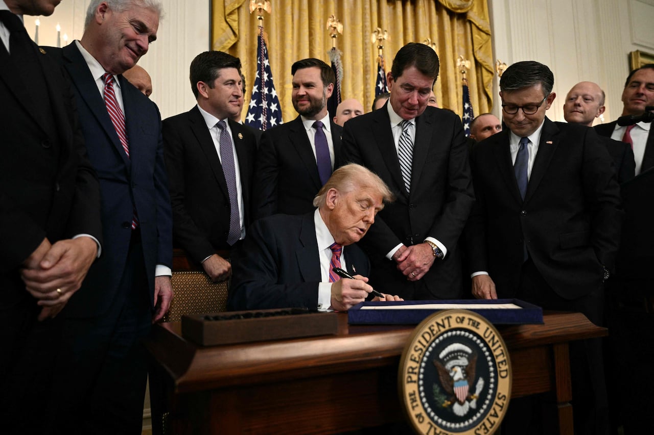  TOPSHOT - US President Donald Trump signs the GENIUS Act (Guiding and Establishing National Innovation for US Stablecoins Act), which codifies the use of stablecoins -- cryptocurrencies pegged to stable assets like the US dollar or US bonds -- in the East Room of the White House in Washington, DC, on July 18, 2025. (Photo by Brendan SMIALOWSKI / AFP)/2025-07-19 10:46:29/
<저작권자 ⓒ 1980-2025 ㈜연합뉴스. 무단 전재 재배포 금지, AI 학습 및 활용 금지>