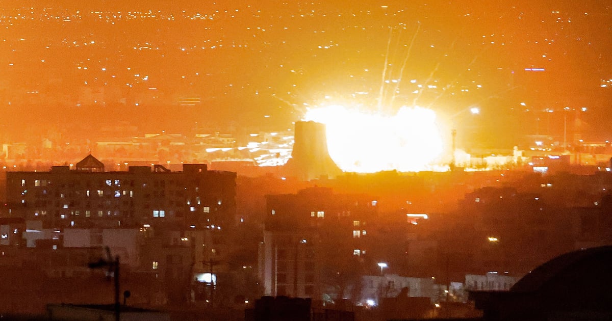 이스라엘 이 새끼들 트럼프 말도 안 듣고 바로 공습 때리네?