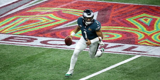 전봇대 오르고, 차량 점거… 슈퍼볼 우승에 필라델피아는 '카오스'