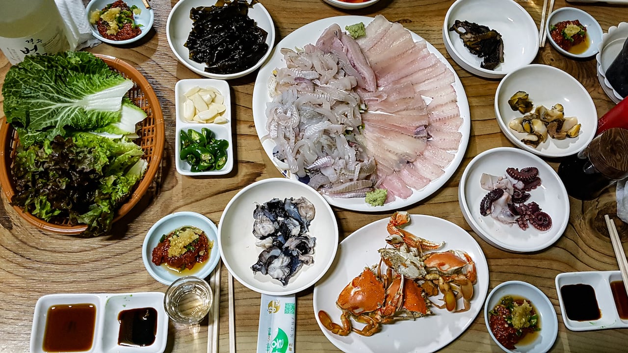 울진 공석횟집의 줄가자미와 참가자미회 상차림. /사진=조상제