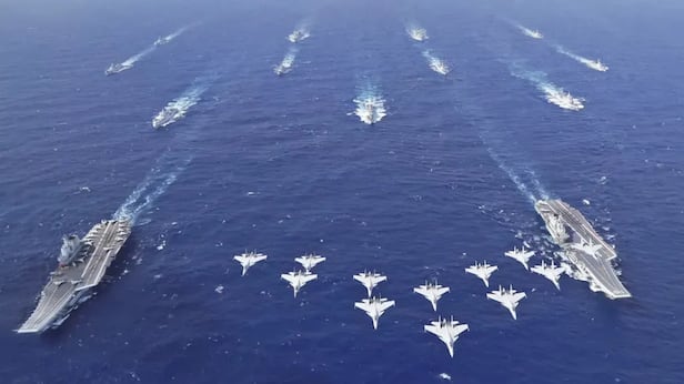2024년 10월 말 남중국해에서 전개된 쌍(雙)항모 편대 훈련에서 중국 항모 산둥함(왼쪽)과 랴오닝함(오른쪽)이 호위 군함들, 전투기들과 함께 항해하고 있다. /중국 정부