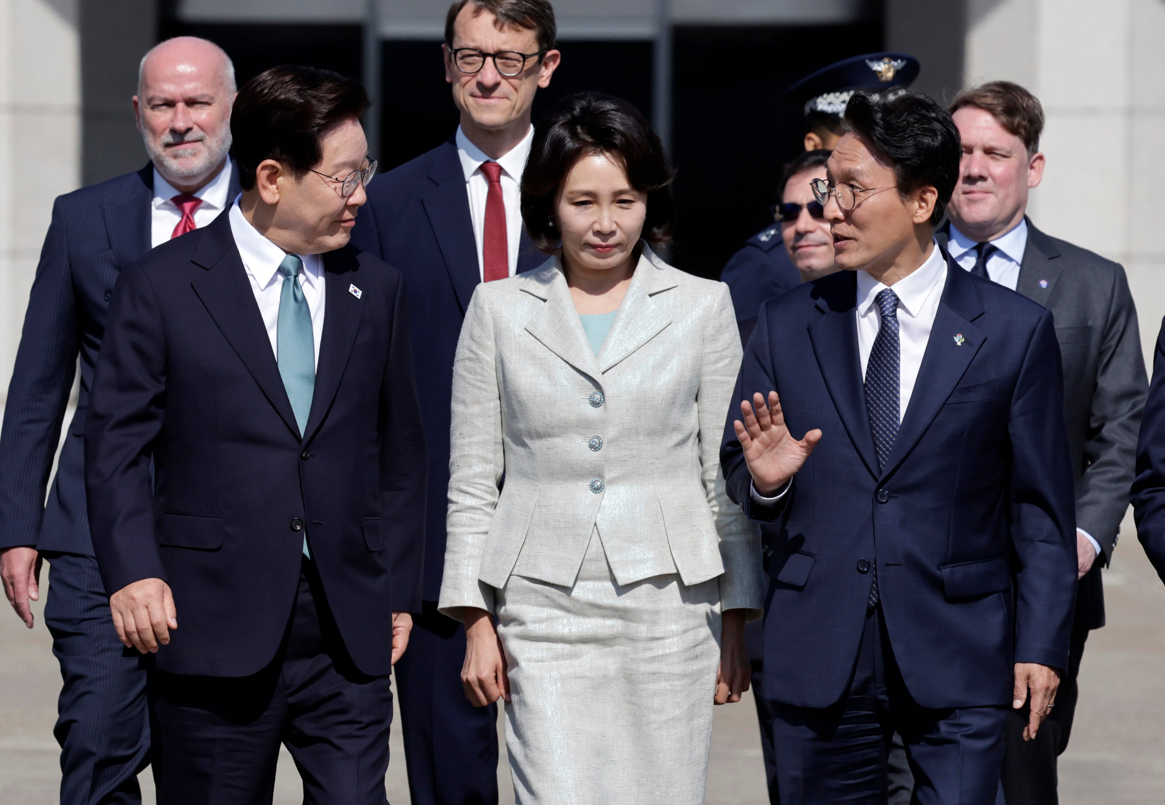 李 출국 행사서 정청래 배제… 그 자리에 김민석 섰다
