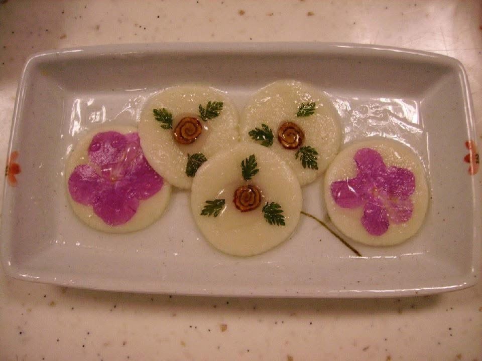 봄을 담아낸 진달래 화전. /유재덕 파불루머