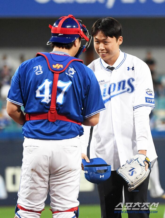 2026 KBO 신인 드래프트에서 1라운드 지명을 받은 이호범이 시구를 마친 뒤 포수 강민호에게 깍듯하게 인사를 하고 있다. 대구=박재만 기자 pjm@sportschosun.com
